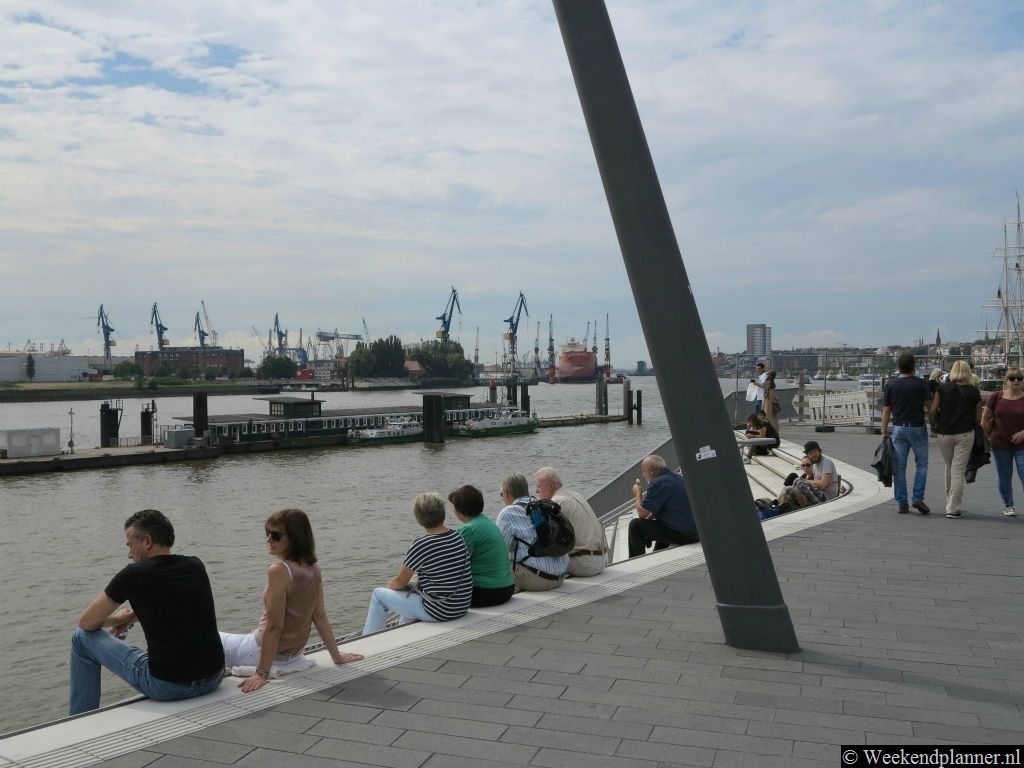 Bij metrostation Baumwall kun je aan het water zitten. Bezienswaardigheden zoals Speicherstadt, de rondvaartboten in de havens, de promenade en Sankt Pauli liggen vlakbij.Foto's van een bezoek aan Speicherstadt.